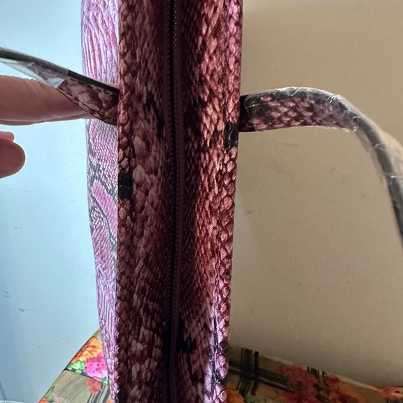 NWT Badgley Mischka tote. - Picture 5 of 9